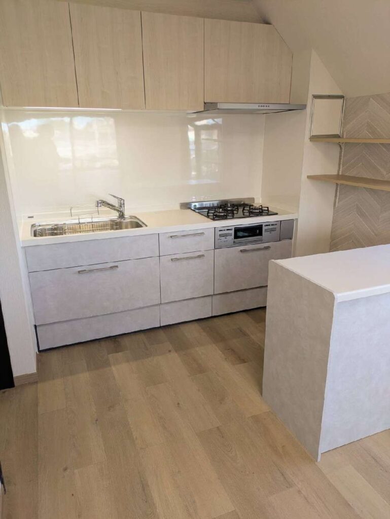 杉並区のリノベーション SHOEI SHOEI西荻店 SHOEIのリフォーム カフェスタイル 北欧ナチュラルキッチン LIXIL ﾉｸﾄ 扉ｶﾗｰ/WL2:ﾎﾜｲﾄｽﾀｯｺ ,IM2:ﾌﾞﾘｰﾁﾄﾞｳｯﾄﾞ 取手/ﾐﾄﾞﾙ取手T(ｼｬｲﾝﾆｯｹﾙ) ワークトップ：人造大理石/ﾍﾞｰｼｯｸﾎﾜｲﾄ 床材：LIXIL うわばReフロア/バニラオーク