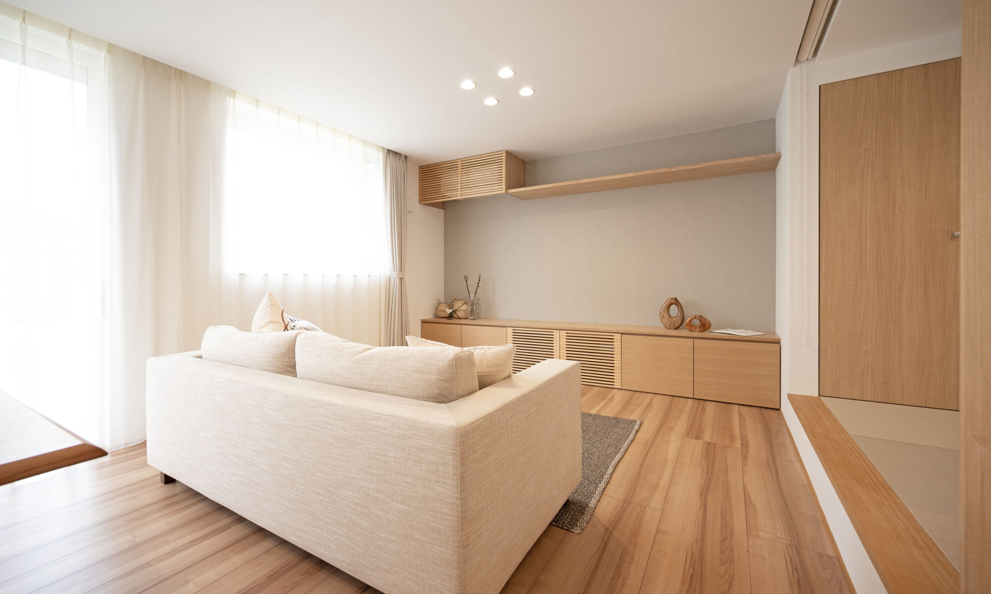 北欧ナチュラルなリビングのリノベーション事例｜木のぬくもりと自然光を活かした心地よい空間