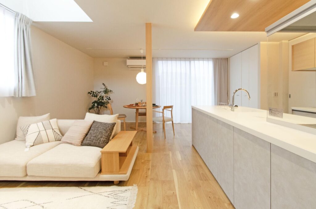 白とグレージュでまとめた北欧ナチュラルなリビング空間のリノベーション事例