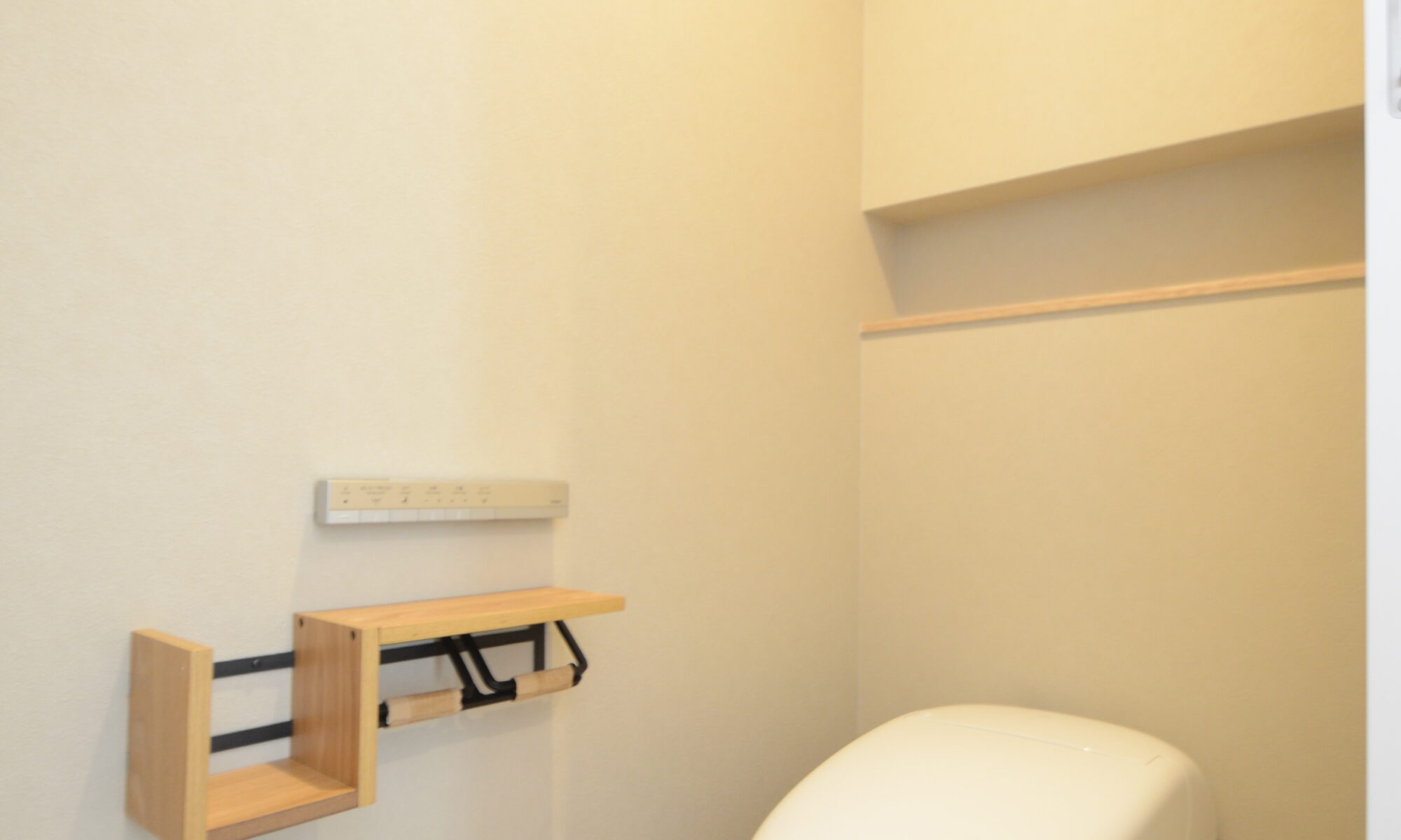 はじめてのトイレリフォームでも安心できる、清潔感のある明るいトイレ空間