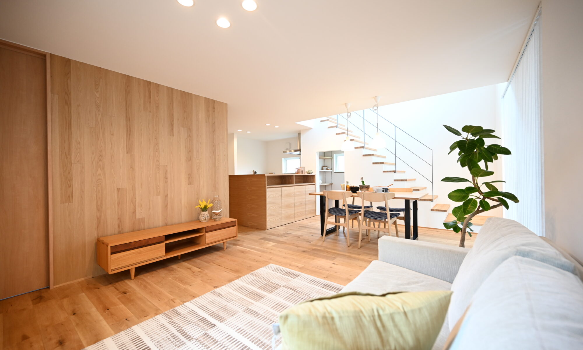 フルリノベーションと部分リノベーションの違いを分かりやすく解説する住宅イメージ