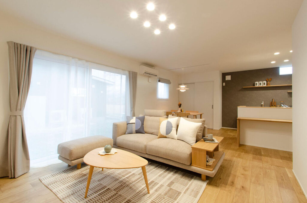 自然光と間接照明でくつろぎを演出する北欧ナチュラルなリビングリノベーション