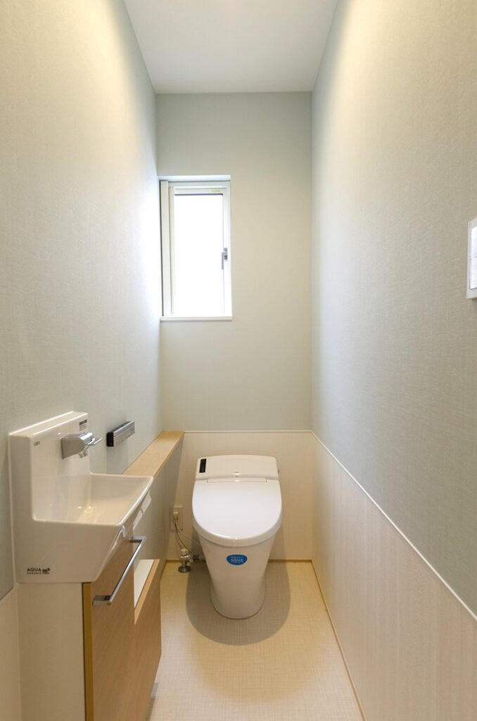 床や壁の素材選びで印象が変わる、落ち着いたトイレリフォームの内装デザイン