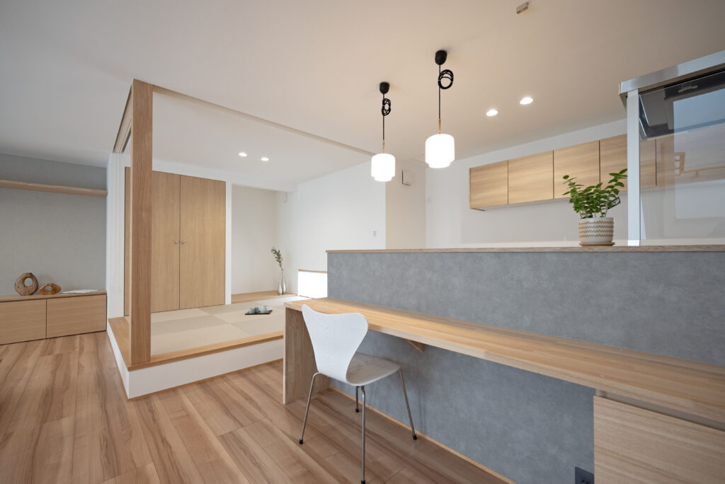 無垢材フローリングと塗り壁を取り入れたカフェ風リノベーション