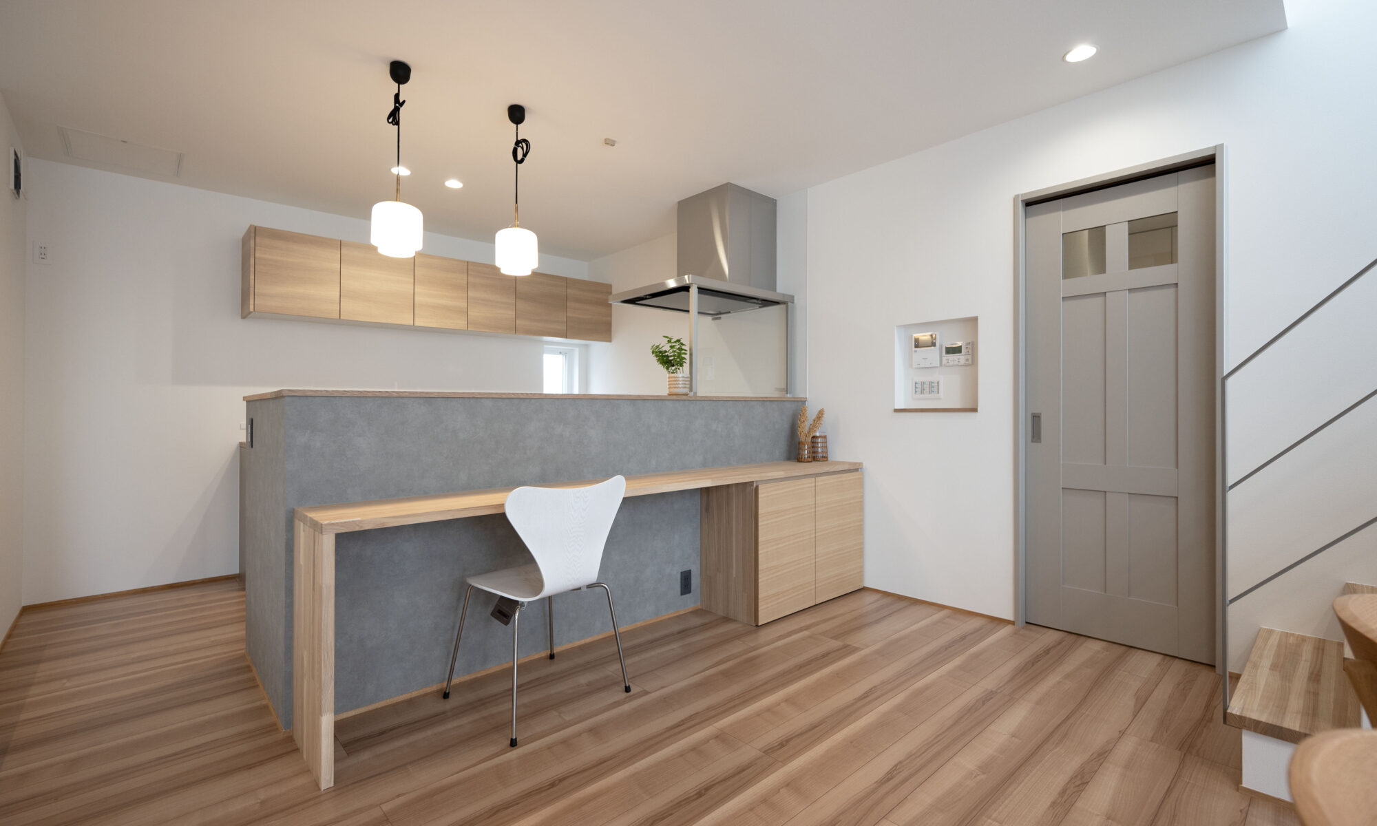 素材と照明にこだわったカフェ風インテリアのダイニング空間