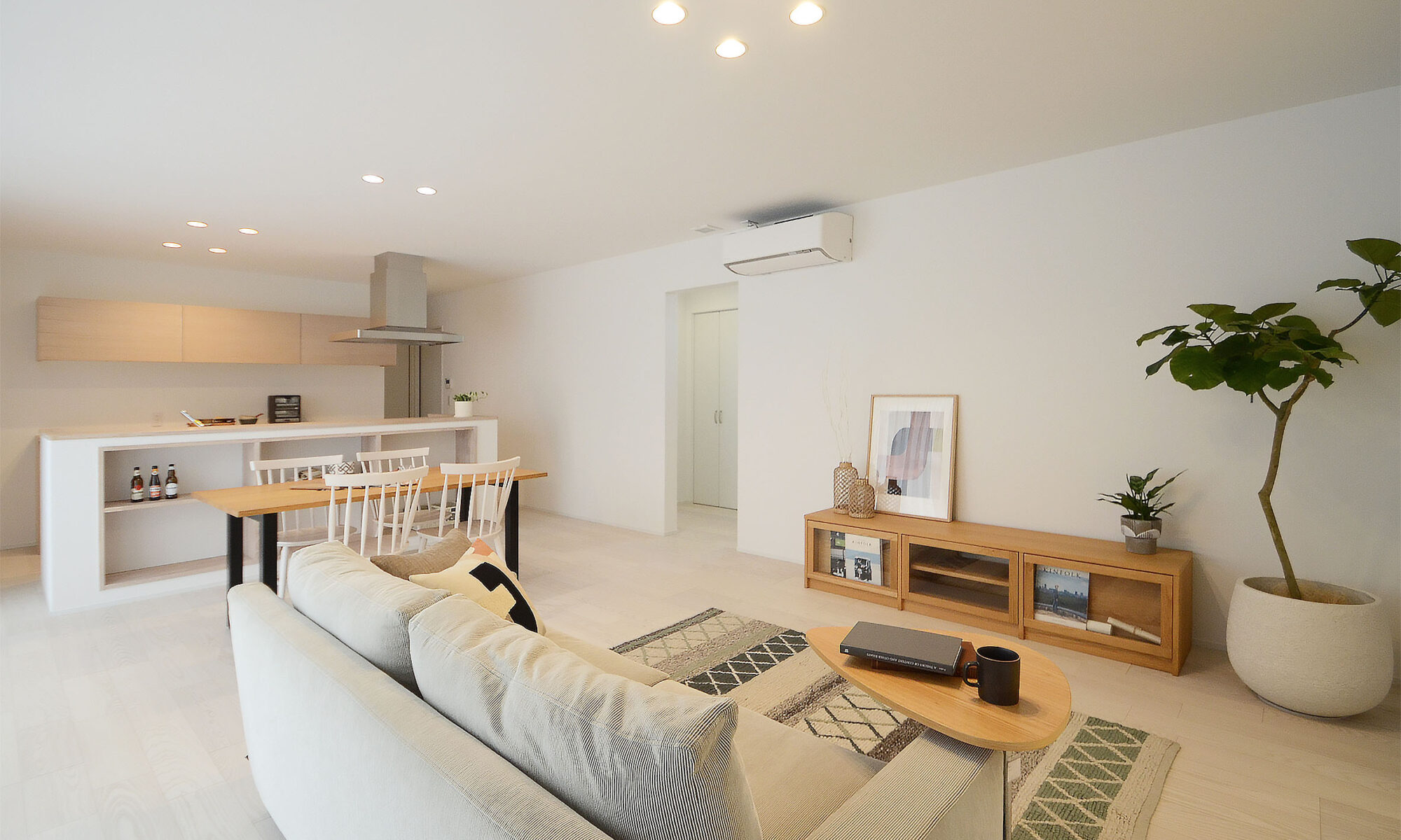 リノベーション費用の注意点を紹介するナチュラルテイストのLDK空間｜費用計画と間取り改善のイメージ