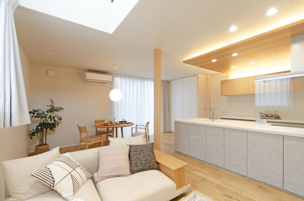 片付く家の共通点を紹介する整ったリビング空間のイメージ｜収納と動線が整った住まい