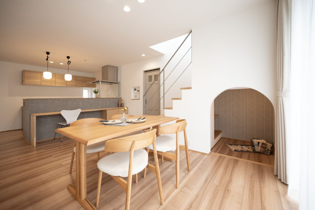 オーク材の床と木目家具を取り入れた北欧ナチュラルなリノベーション空間｜自然素材のぬくもりを感じる室内