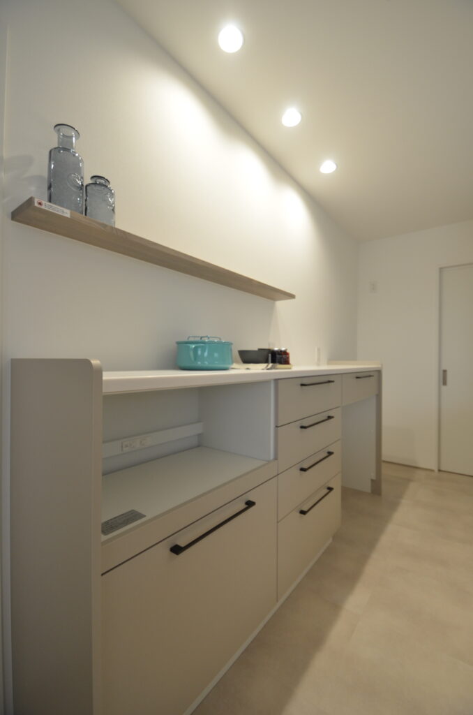 間接照明で演出する落ち着いたカフェスタイルのリビング