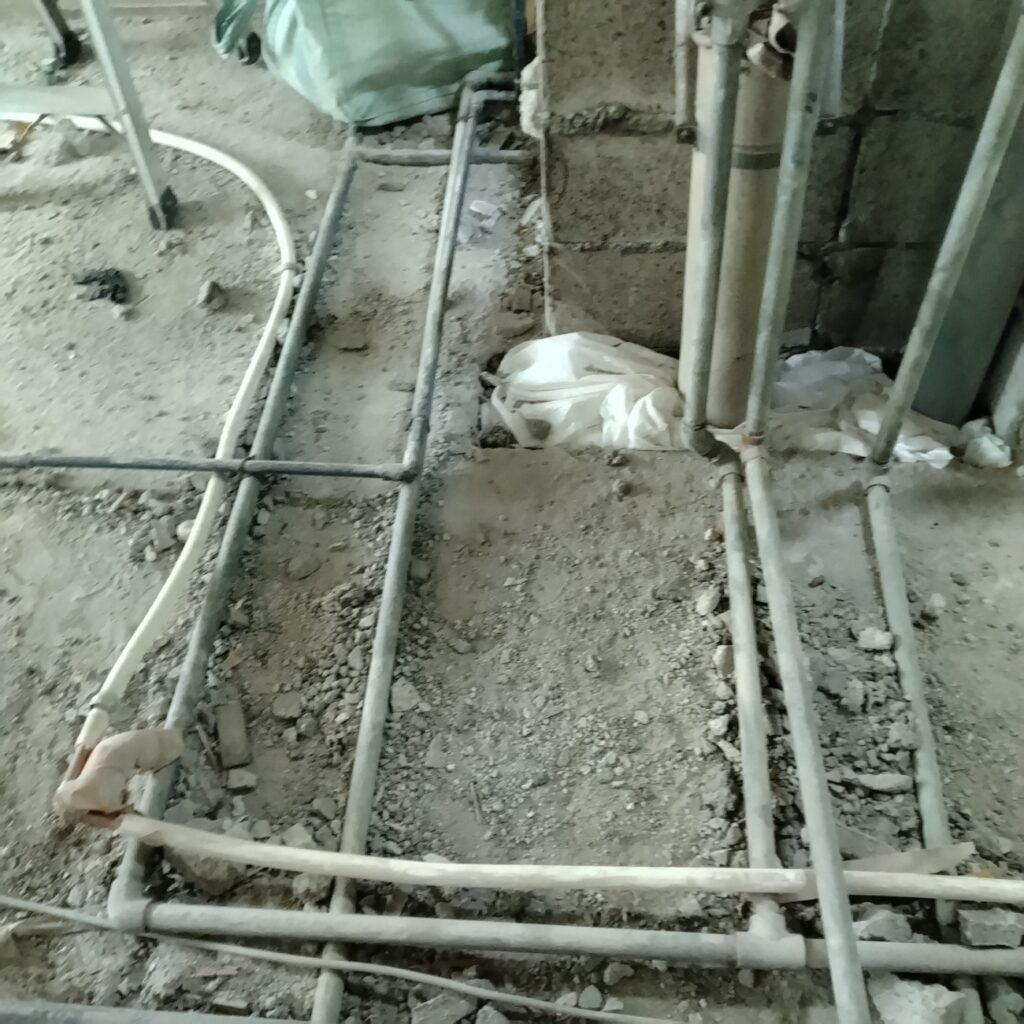 築年数のある住宅の解体後に配管や下地の状態を確認するリノベーション工事の様子