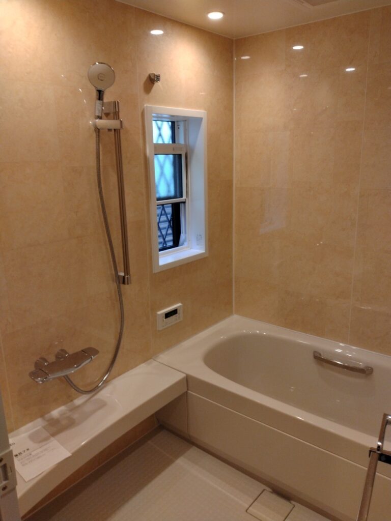 杉並区の戸建て住宅でLIXILのシステムバス「スパージュ」を採用。既存の大きな窓をリプラスでサイズダウンし、断熱性と快適性を高めた上質な浴室リフォーム事例