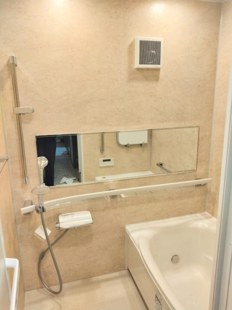 杉並区戸建ての水まわりリノベーション事例。LIXILリノビオV浴室、ルミシス洗面台、サティスSトイレを採用したホテルライクな空