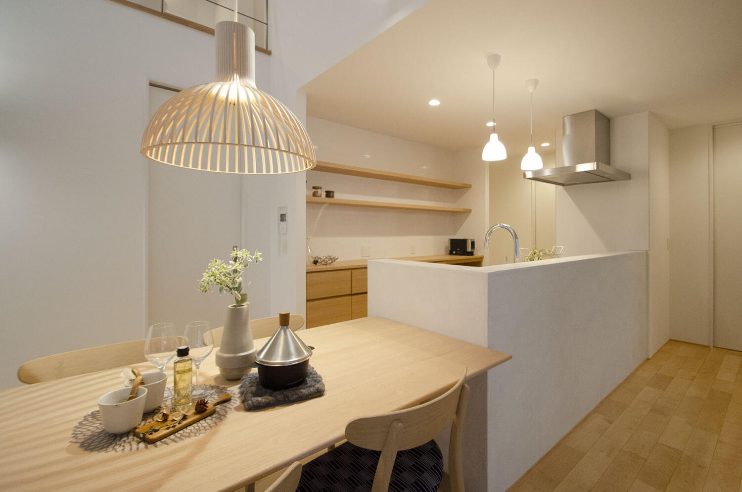 キッチンとダイニングを横並びに配置した家事ラク動線のダイニングキッチンリノベーション