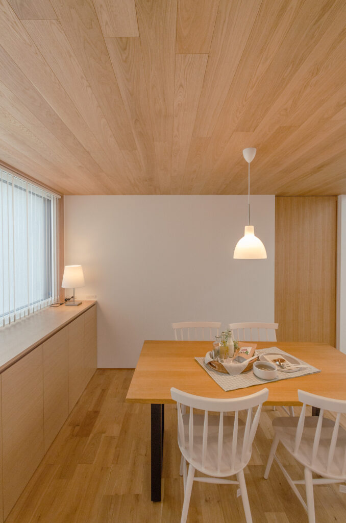 無垢調の木目天井で温かみを演出した北欧ナチュラルなリビング空間｜杉並区リノベーション事例