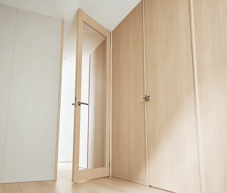 天井まで続くベリティスのハイドアが空間に高さと開放感を演出