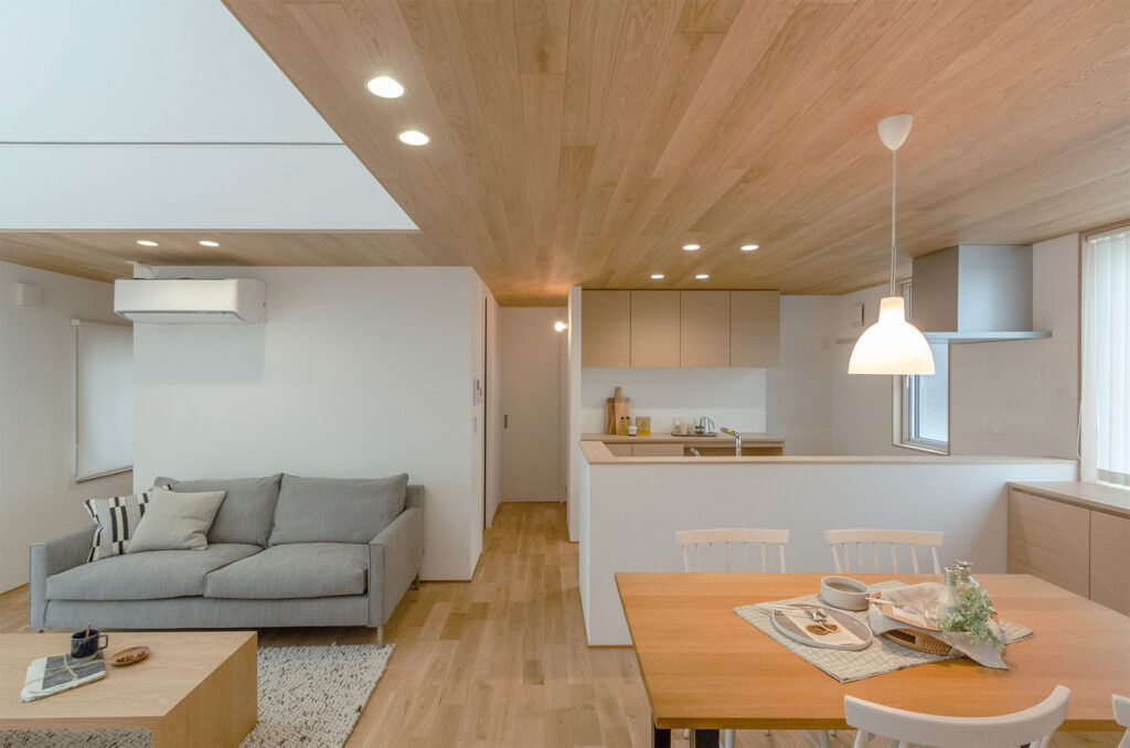 木目天井が印象的な北欧ナチュラルリビング｜やわらかな光に包まれるくつろぎ空間