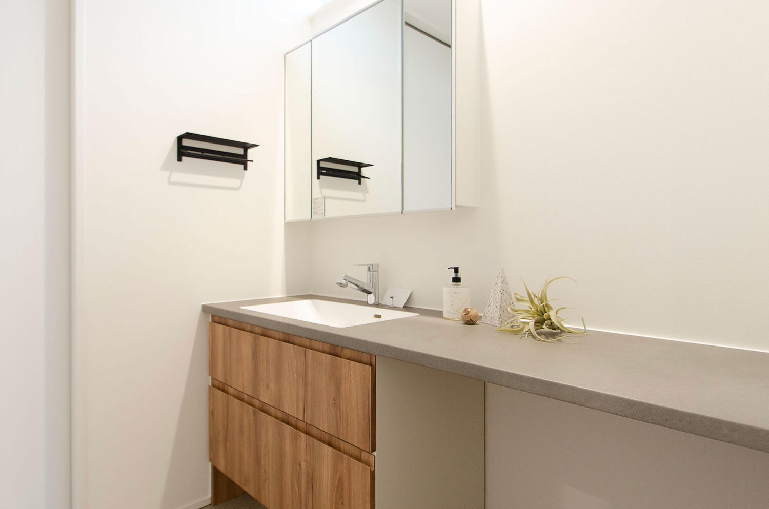 北欧ナチュラルな洗面所インテリア｜明るい木目とホワイトで整えたやさしい洗面空間