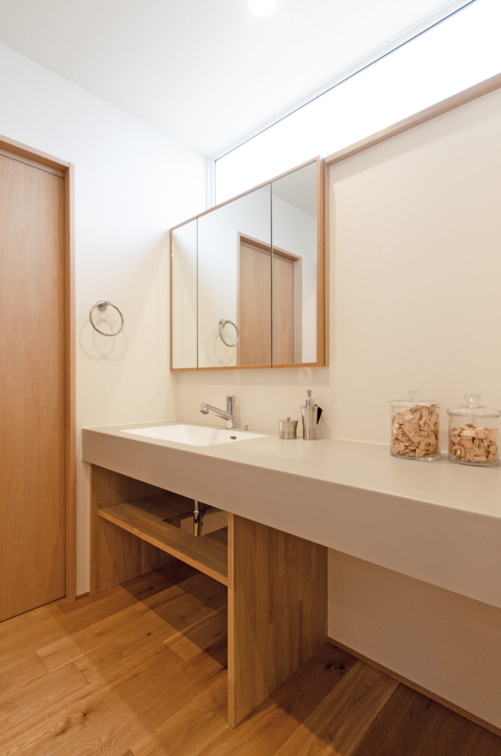 木目を取り入れた北欧ナチュラルな洗面所｜あたたかみのあるナチュラル空間