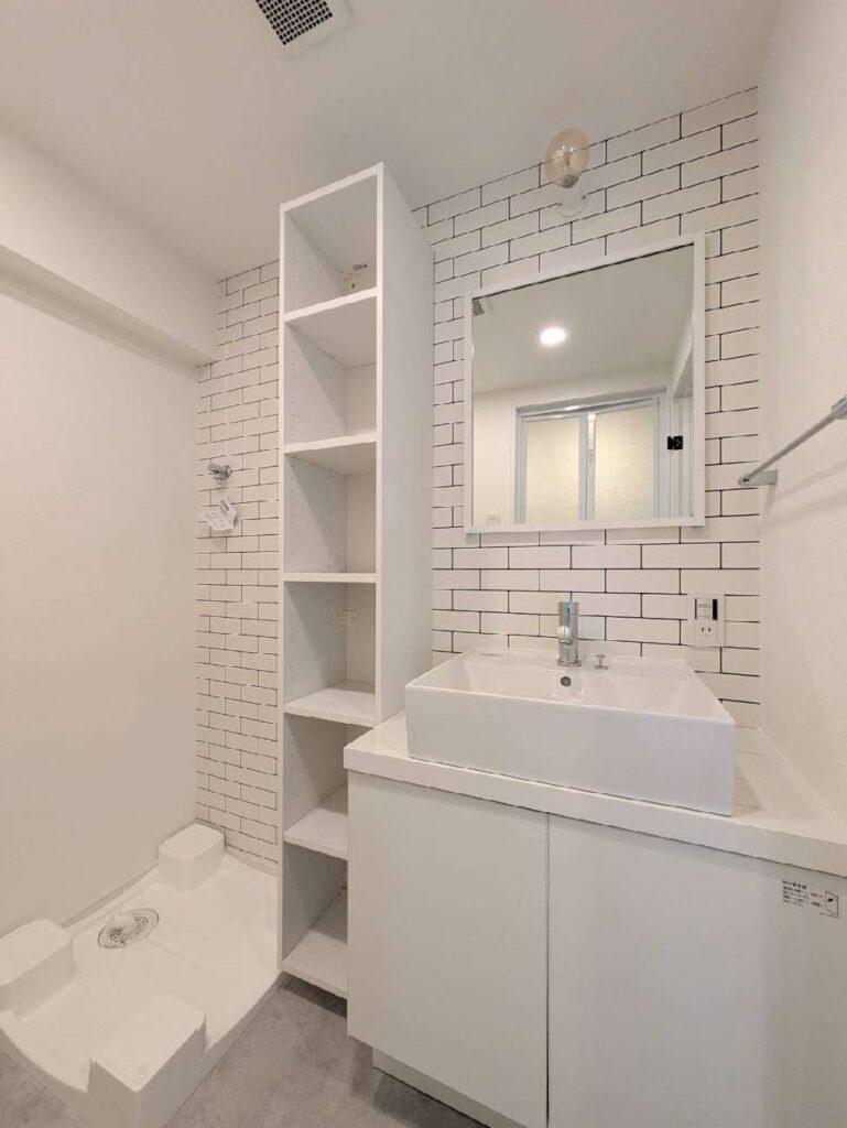 デッドスペースを有効活用、省スペース収納ですっきりとした洗面所デザイン マンションリノベーション