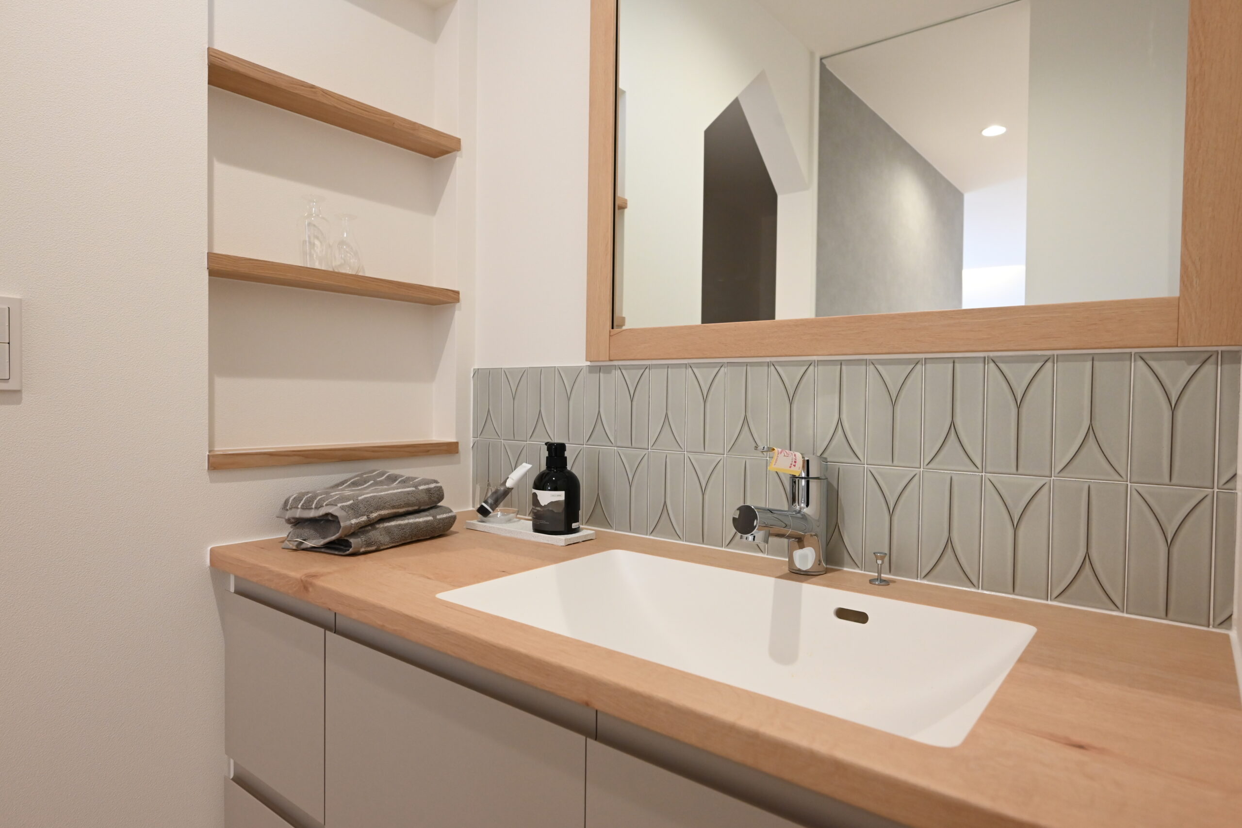 ホワイトとグレージュを基調にした北欧ナチュラルな洗面所｜明るく清潔感のある空間