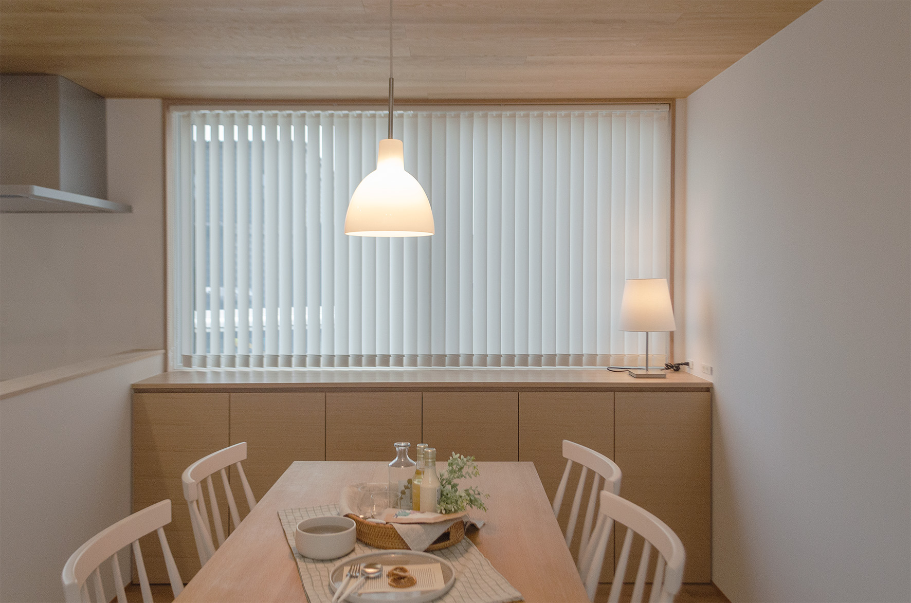 間接照明とペンダントライトで演出する北欧ナチュラルリノベーションの心地よい空間