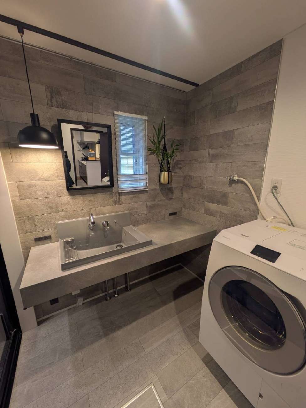 カスタムバニティとエコカラットを採用したホテルライクな洗面空間