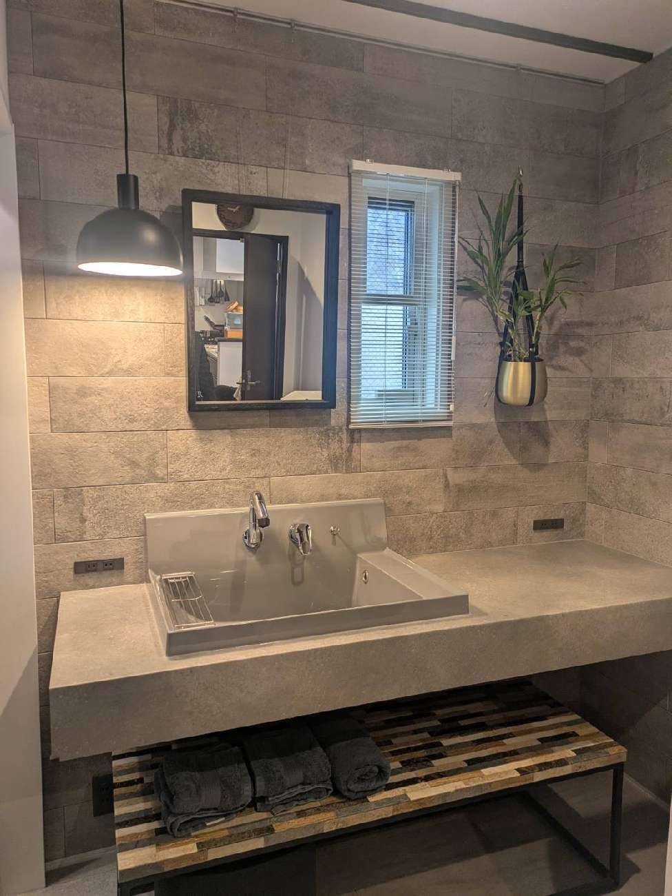 ホテルライクな洗面・浴室リノベーション事例｜グレートーンで統一された上質な空間