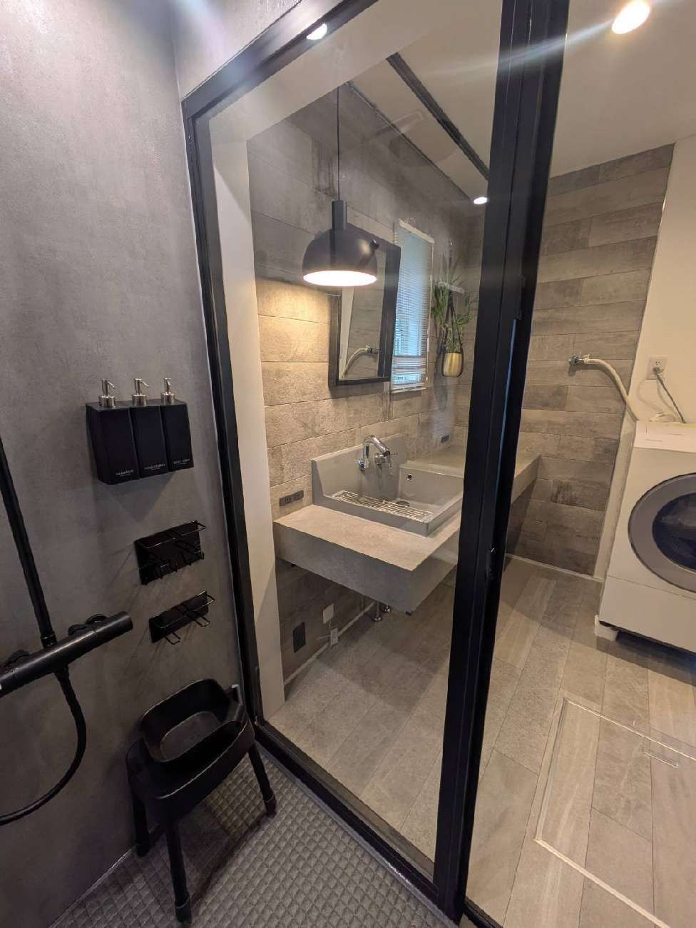 サンゲツのフロアタイルをパターン貼りで仕上げた洗面所の床デザイン