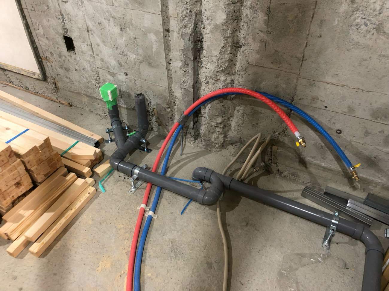 床下配管の構造と水まわり移動の制約を示したイメージ図