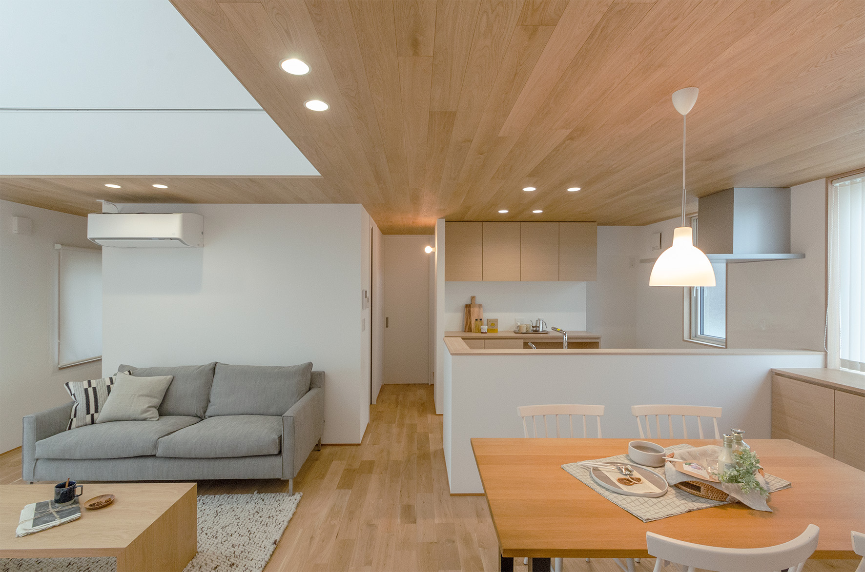 壁を取り払って広々としたLDKにリノベーションされた明るい空間