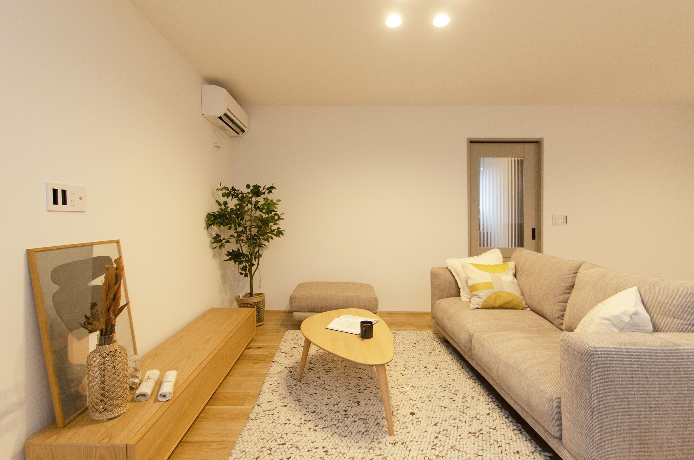 無垢フローリングと木の家具でつくる北欧ナチュラルリノベーションの温もりある空間