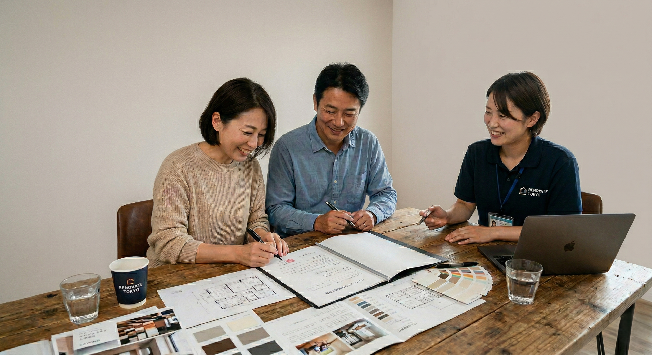 契約内容を確認する落ち着いたシーン