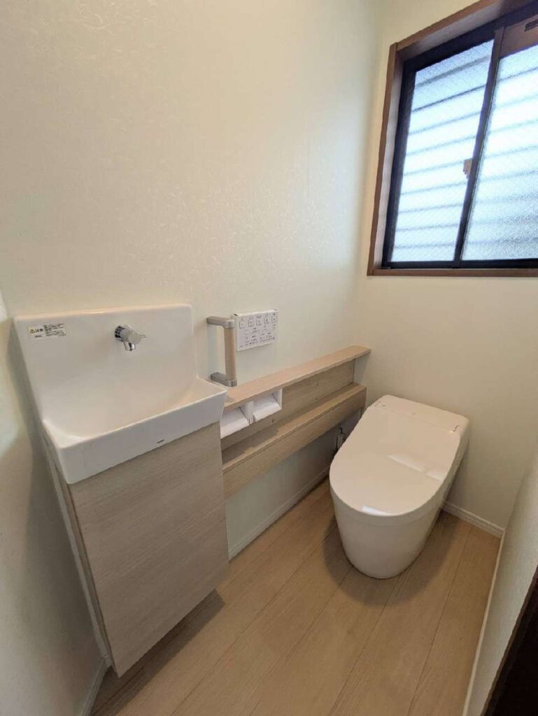 杉並区の戸建てで施工した北欧ナチュラルスタイルのトイレリフォーム完成写真（TOTO GGA手洗器付・ライトウッドN）